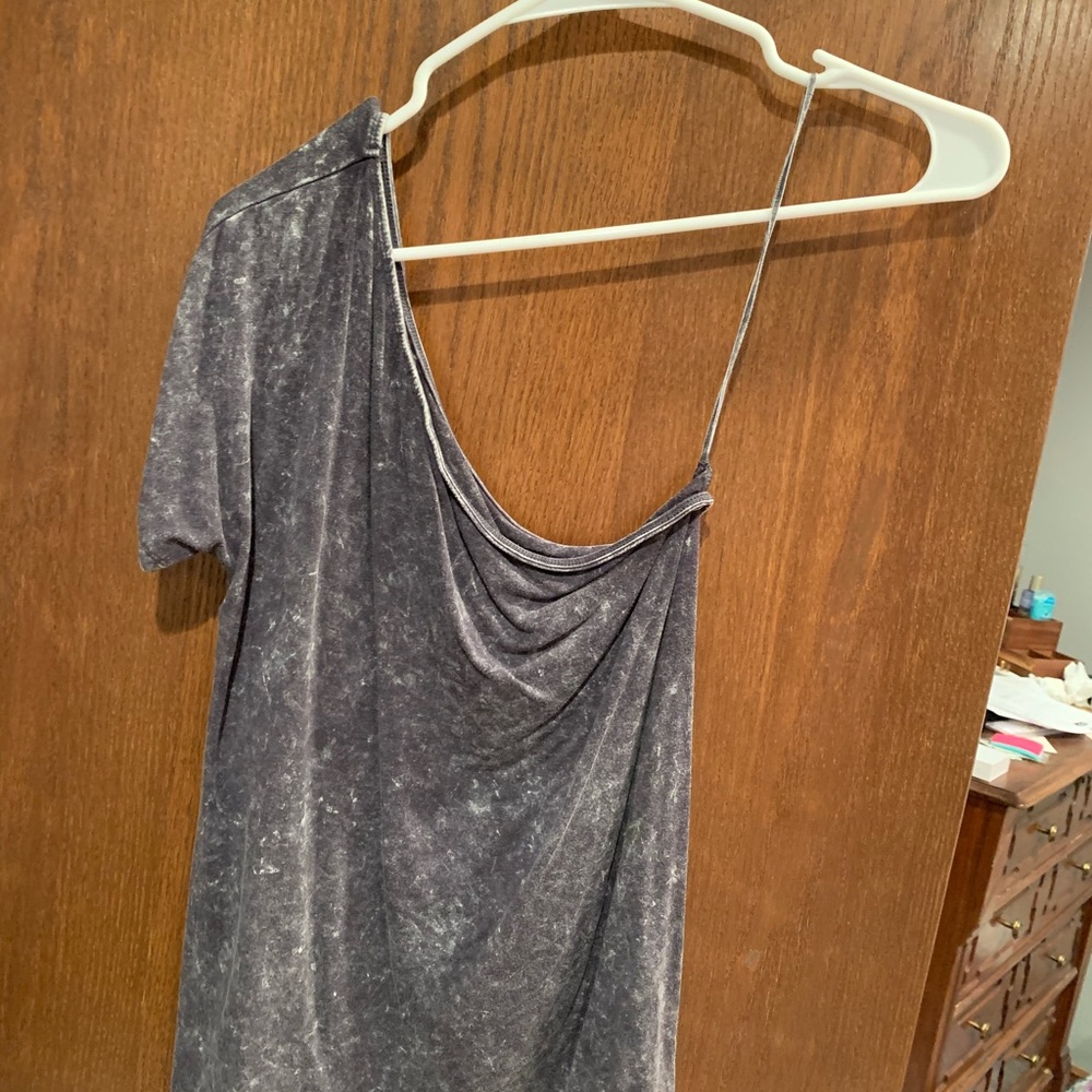 One shoulder shirt